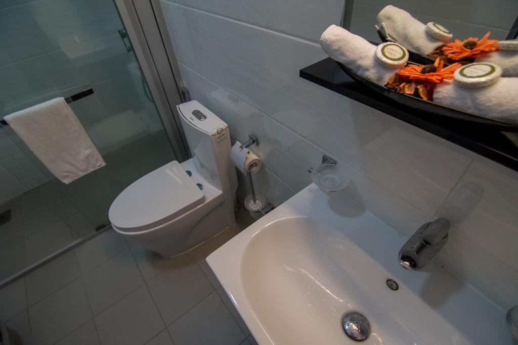 Cozy Sea View Luxury Apartment, Fully Furnished, 2 Bedrooms, 2 Bathrooms 마운트 라비니아 외부 사진